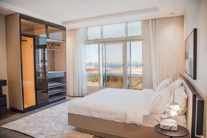 شقة بإطلالة بحرية | تلفزيون 65 بوصة - Bedroom