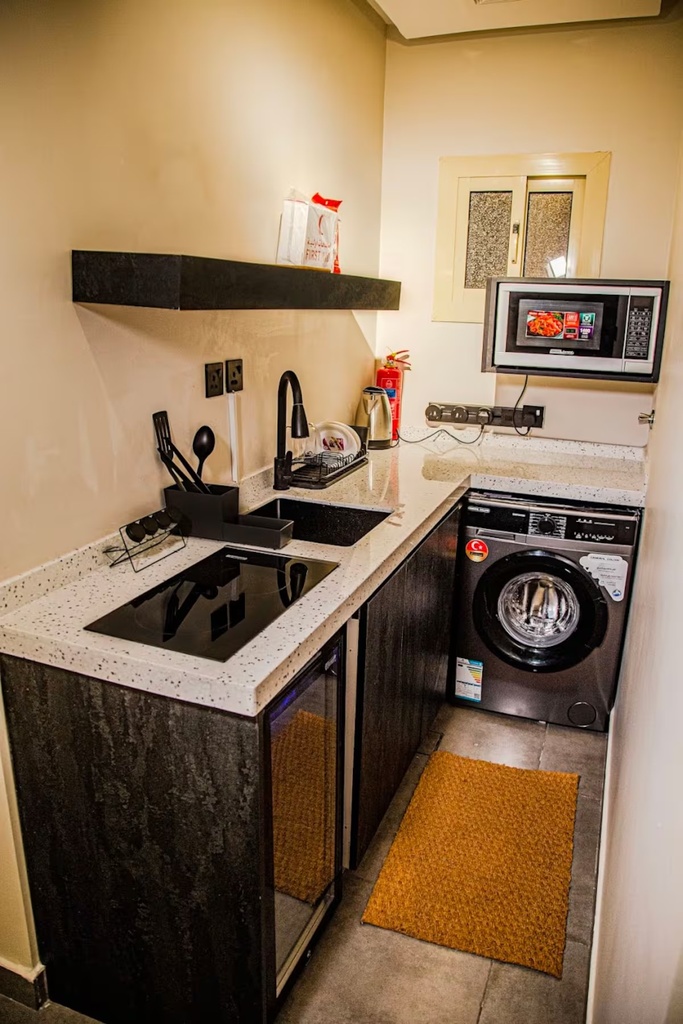 شقة بإطلالة بحرية | تلفزيون 65 بوصة - Kitchen