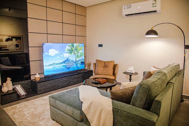 شقة بإطلالة بحرية | تلفزيون 65 بوصة - Living Room